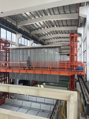 Guter Preis Vollautomatische vertikale Aluminium-Anodisationsproduktionslinie mit kundenspezifischer vertikaler Oxidation und Überkopfkran-Design Online