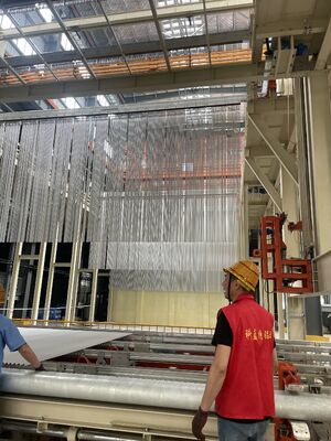 Guter Preis 1500T/M vollautomatische Aluminium-Anodisierungs-Produktionslinie mit 10-15μm Filmdicke und vertikaler Lademodus für Solar-PV-Rahmen Online