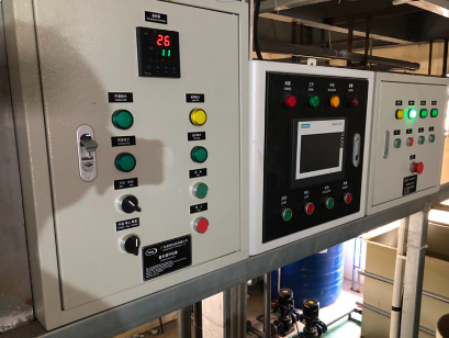 Guter Preis 80 Tonnen/Monat vollautomatische PLC-gesteuerte Aluminium-Anodisierungslinie mit einer Temperaturkontrolle von ±1°C Online