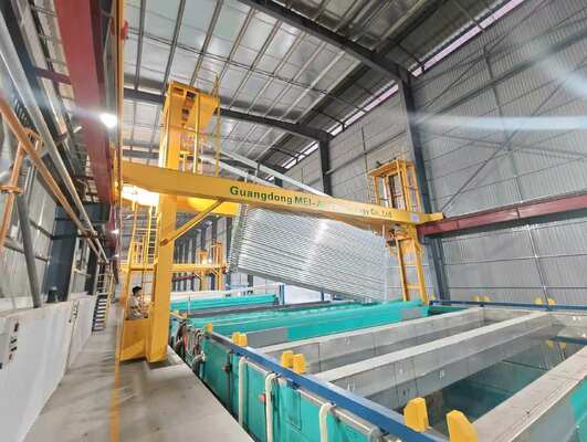 Guter Preis 120-150 Tonnen/Monat Kapazität Architektur-Grade Schwefelsäure Anodisierungs-Produktionslinie für 6500mm Aluminium Treppenhalter Online